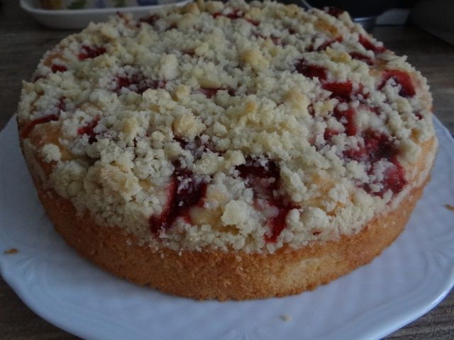 Jogurtowe ciasto z truskawkami i kruszonką