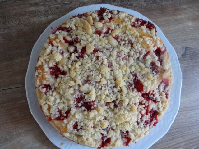 Jogurtowe ciasto z truskawkami i kruszonką