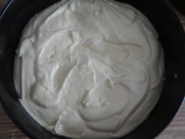 Jogurtowe ciasto z truskawkami i kruszonką