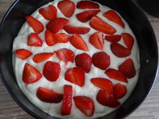 Jogurtowe ciasto z truskawkami i kruszonką