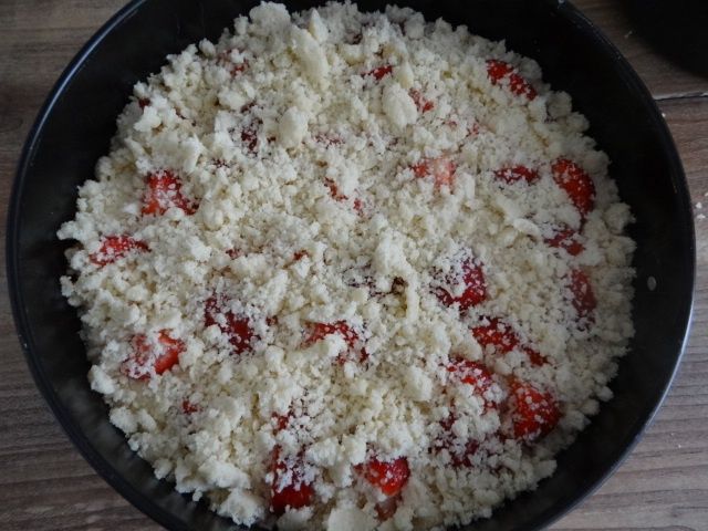 Jogurtowe ciasto z truskawkami i kruszonką