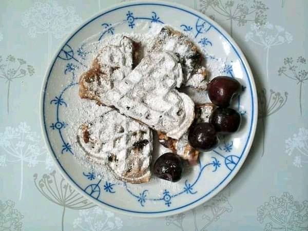 Jogurtowe gofry z czereśniami pk Jogurtowe gofry z czereśniami pk