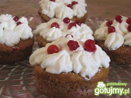 Jogurtowe muffinki z bitą śmietaną Jogurtowe muffinki z bitą śmietaną