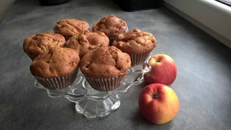 Jogurtowe muffinki z jabłkiem,cynamonem i migdałem Jogurtowe muffinki z jabłkiem,cynamonem i migdałem