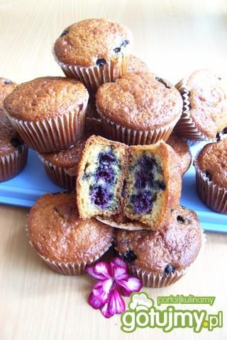 Jogurtowe muffinki z jagodami.