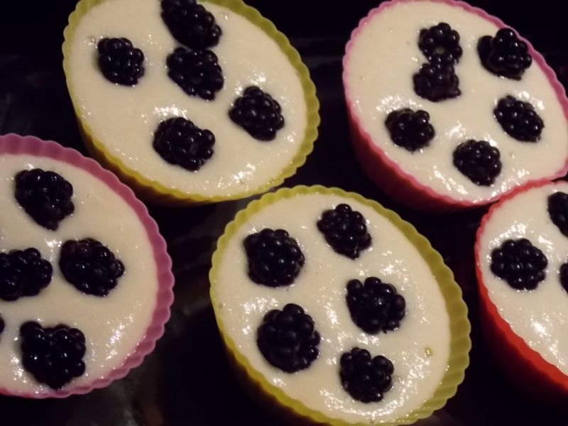 Jogurtowe muffinki z jeżynami