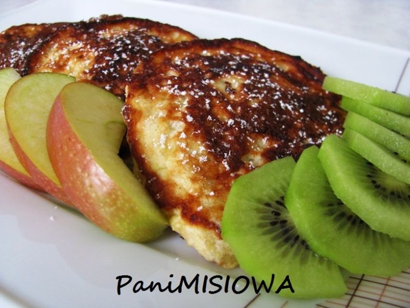 Jogurtowe placki otrębowe z bananem i jabłkiem Jogurtowe placki otrębowe z bananem i jabłkiem