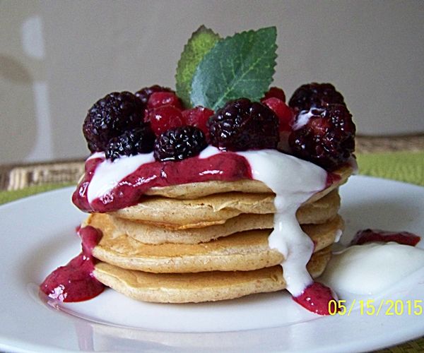 Jogurtowe placuszki śniadaniowe z owocami leśnymi