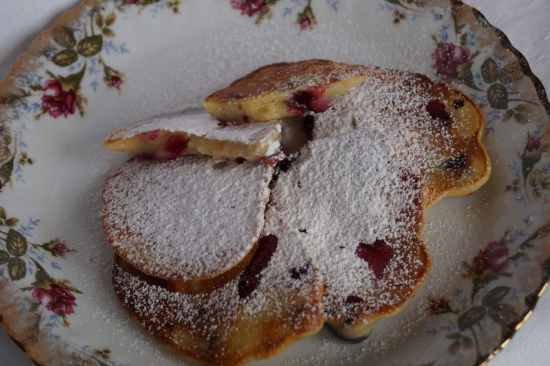 Jogurtowe placuszki z borówkami i bananem Jogurtowe placuszki z borówkami i bananem