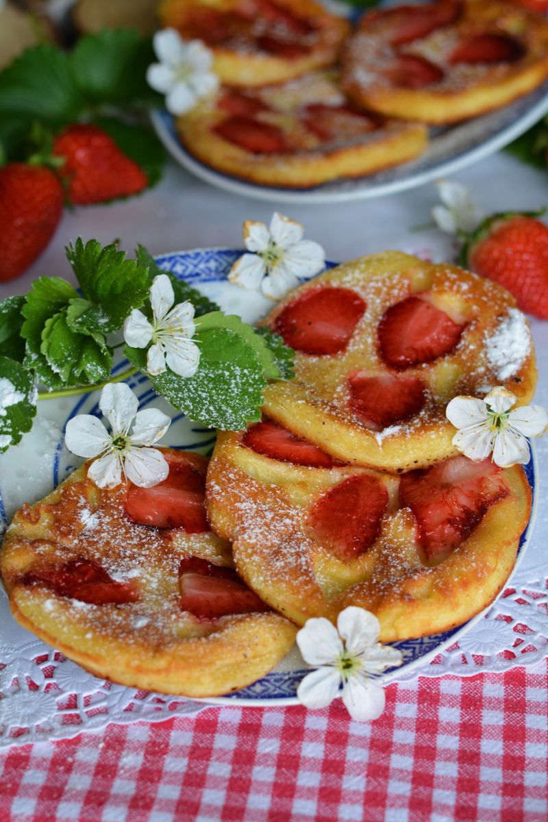 Jogurtowe placuszki z truskawkami