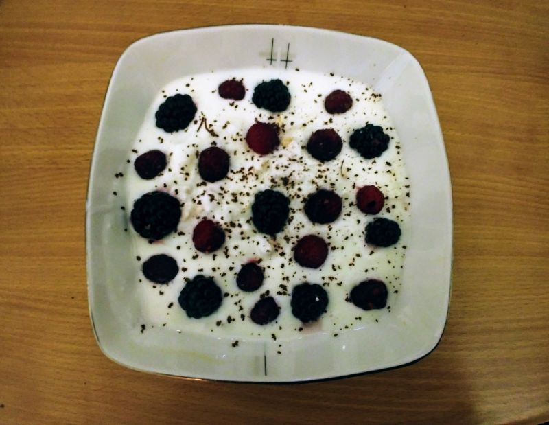 Jogurtowe śniadanie z płatkami owsianymi i owocami