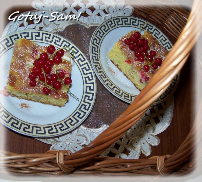 Jogurtowiec z czerwoną porzeczką i jabłkiem