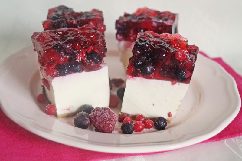 Jogurtowiec z owocami i galaretką