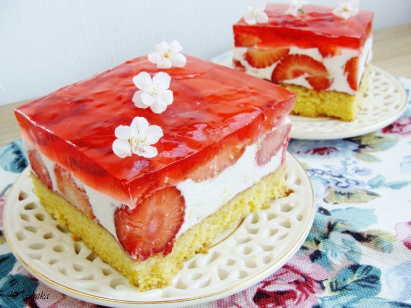 Jogurtowiec z truskawkami i galaretką