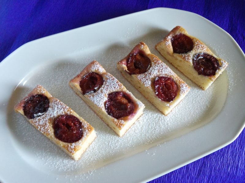 Jogurtowiec ze śliwkami