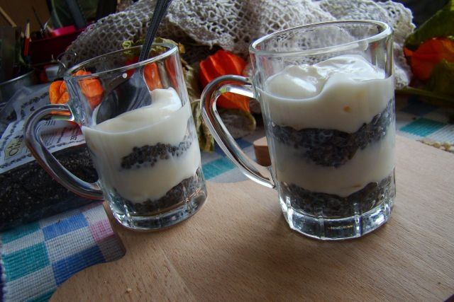 Jogurtowo- brzoskwiniowy deser z nasionami chia Jogurtowo- brzoskwiniowy deser z nasionami chia
