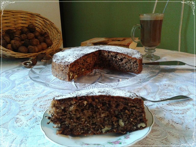 Jogurtowo-cynamonowe ciasto z orzechami