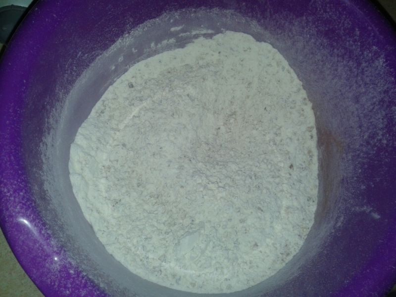 Jogurtowo-cynamonowe ciasto z orzechami