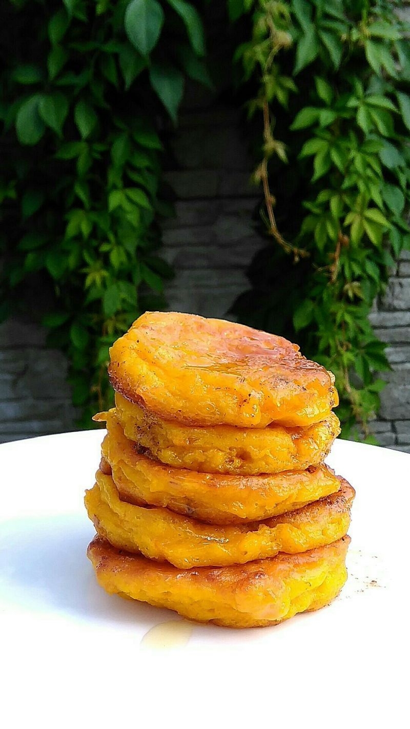 Jogurtowo-dyniowe placuszki z masłem cynamonowym