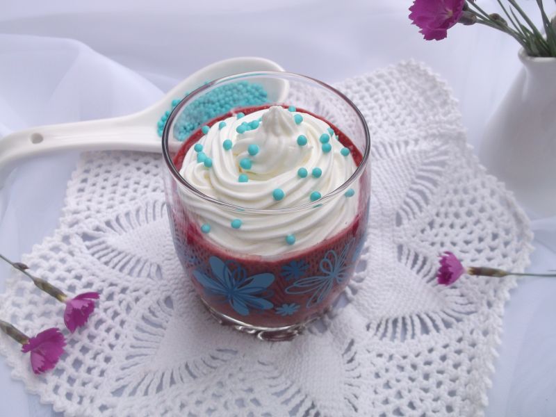 Jogurtowo-jagodowy koktajl z bitą śmietaną Jogurtowo-jagodowy koktajl z bitą śmietaną