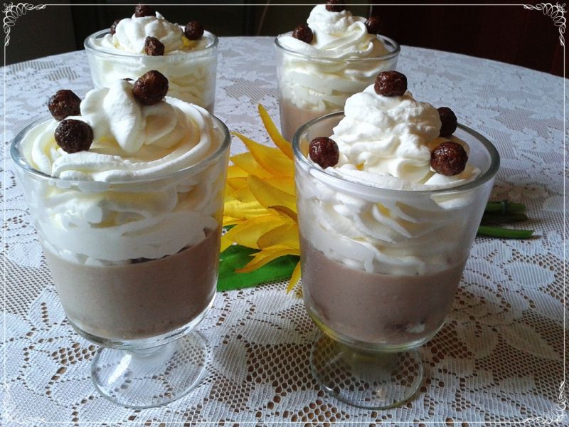 Jogurtowo-kukułkowy deser z bitą śmietaną 