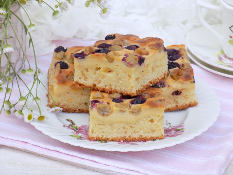 Jogurtowo-serowe ciasto z agrestem i borówkami Jogurtowo-serowe ciasto z agrestem i borówkami