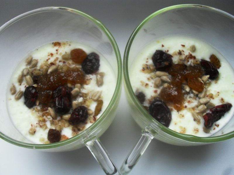 Jogurtowy deser pełen bakalii