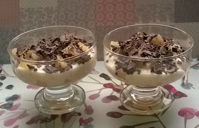 Jogurtowy deser z gruszką z kompotu Jogurtowy deser z gruszką z kompotu