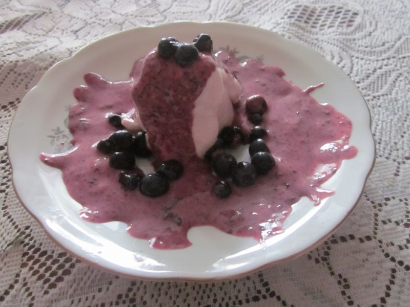 Jogurtowy deser z jagodami  Jogurtowy deser z jagodami
