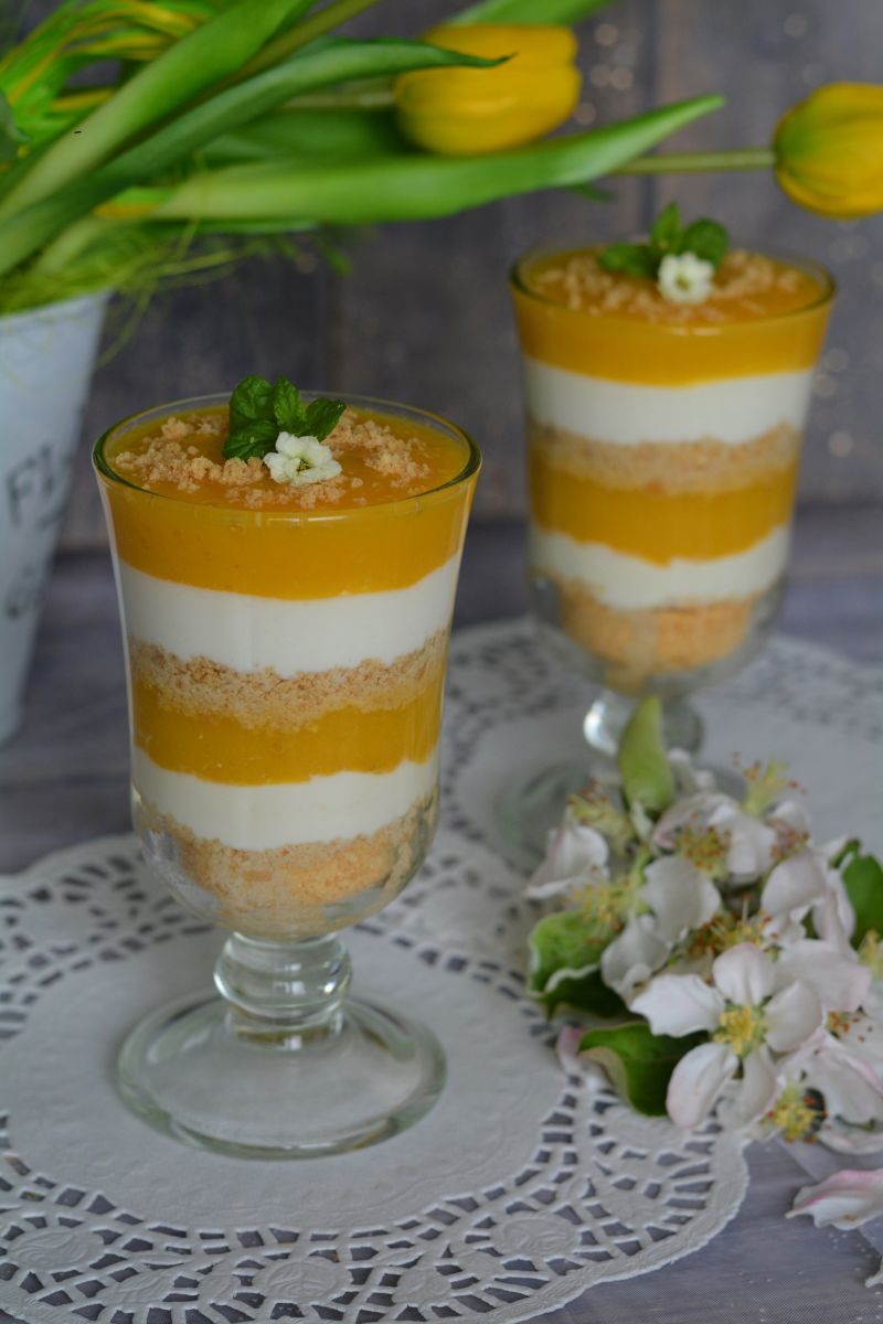 Jogurtowy deser z mango i kruchym ciasteczkiem