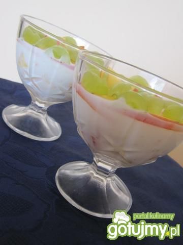 Jogurtowy deser z owocami