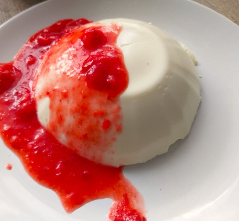 Jogurtowy deserek z sosem truskawkowym