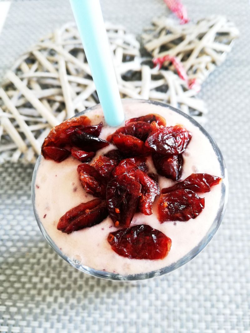 Jogurtowy koktaj z borówkami oraz żurawiną