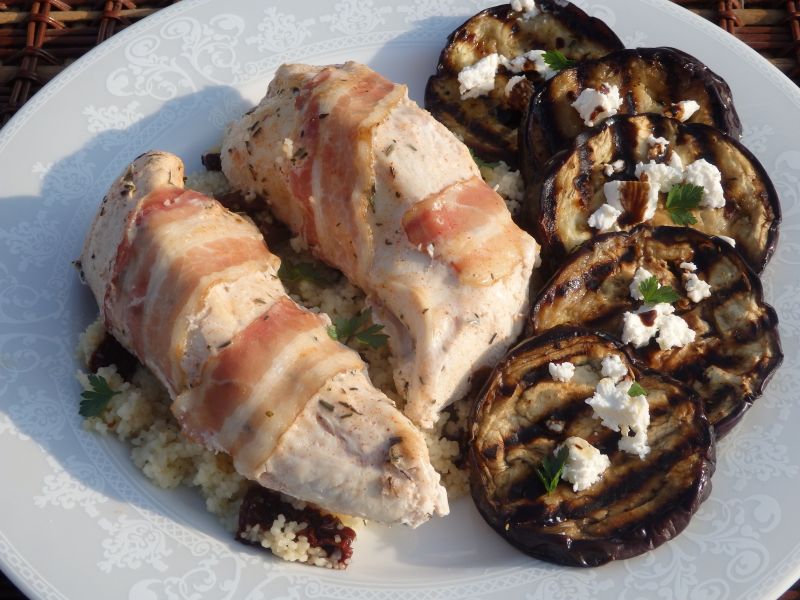 Jogurtowy kurczak zapiekany w plastrach boczku