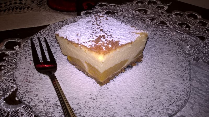 Jogurtowy sernik z brzoskwiniami Jogurtowy sernik z brzoskwiniami