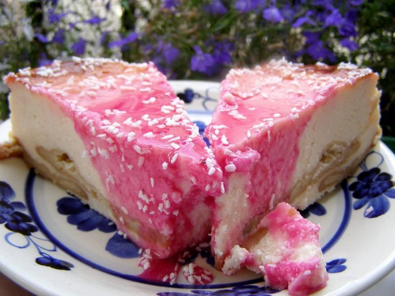 Jogurtowy sernik z lukrem buraczkowym Jogurtowy sernik z lukrem buraczkowym