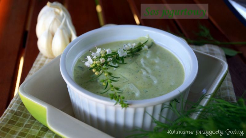 Jogurtowy sos z zielonym pesto