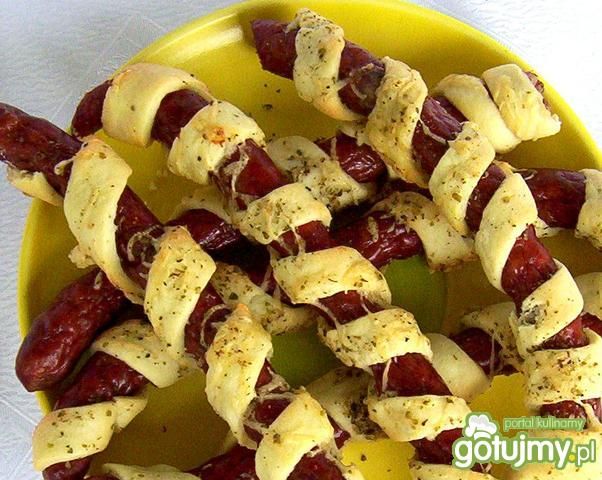 Kabanosy owinięte ciastem francuskim