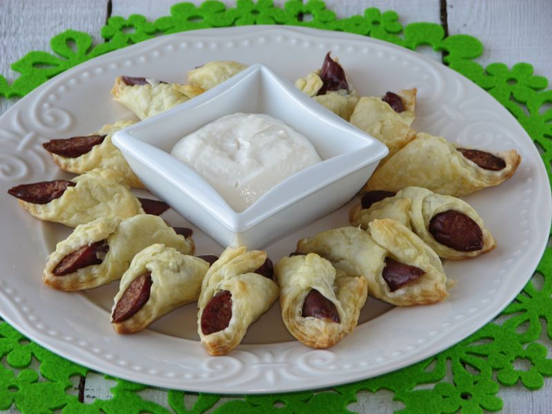 Kabanosy w cieście francuskim Kabanosy w cieście francuskim