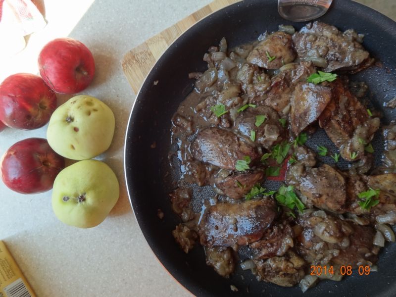 Kacza wątróbka z jabłkami i cebulą Kacza wątróbka z jabłkami i cebulą