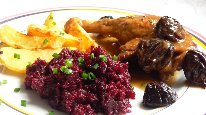 Kacze nóżki z wędzonymi śliwkami