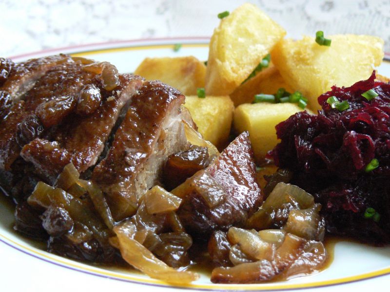 Kacze piersi duszone z cebulką i rodzynkami Kacze piersi duszone z cebulką i rodzynkami