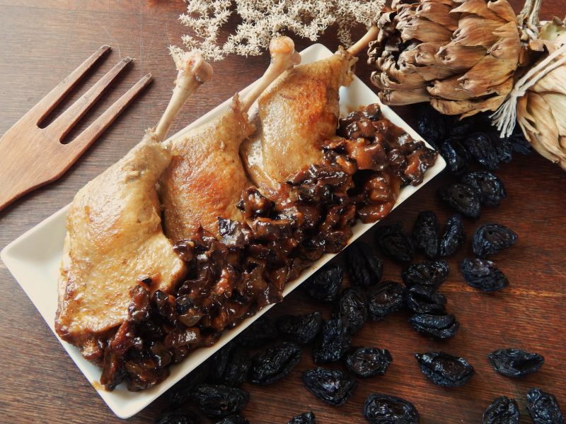 Kacze uda w sosie z wędzonych śliwek Kacze uda w sosie z wędzonych śliwek