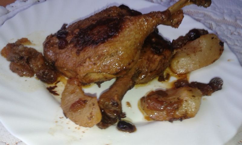 Kacze udka pieczone na patelni z owocami