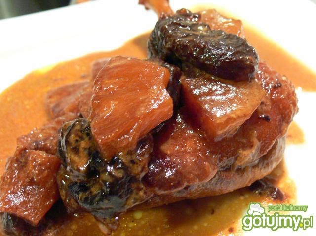 Kacze udka z ananasem i suszoną śliwką