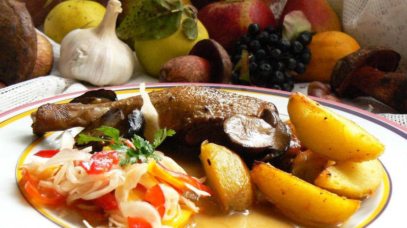 Kaczka duszona z grzybami