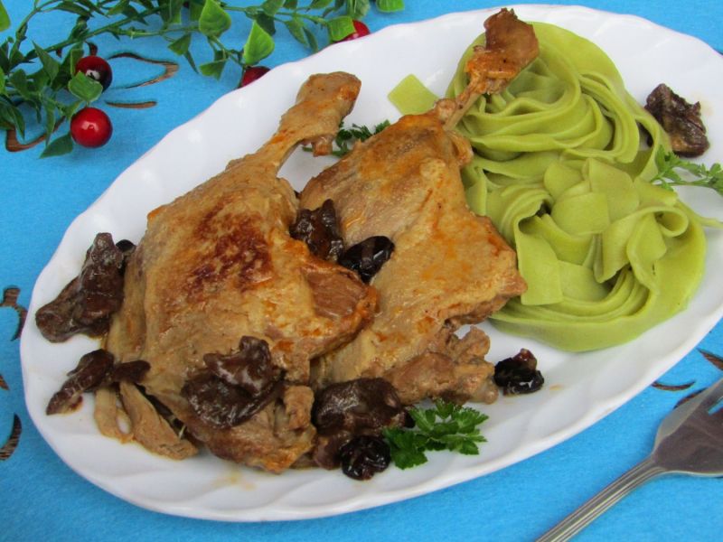 Kaczka duszona z grzybami i żurawiną