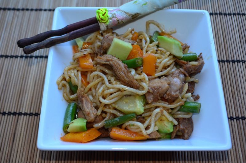 Kaczka hoisin ze smażonym makaronem warzywami Kaczka hoisin ze smażonym makaronem warzywami