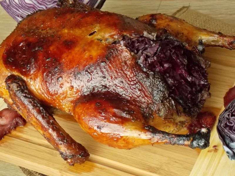 Kaczka pieczona z czerwoną kapustą