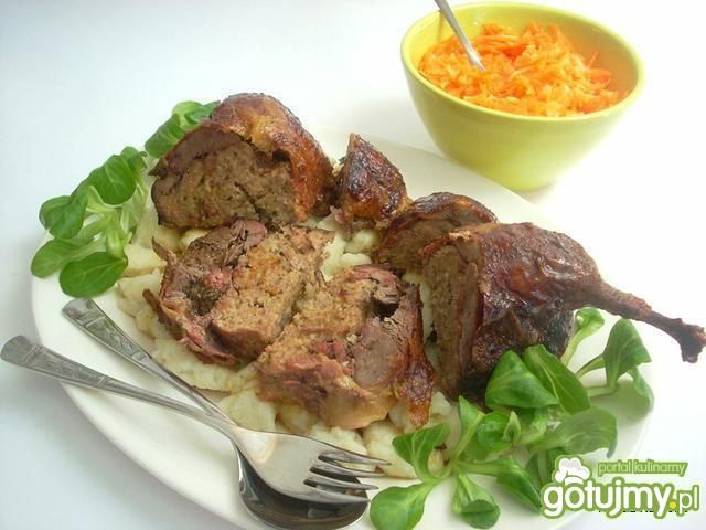 Kaczka pieczona z farszem mięsym